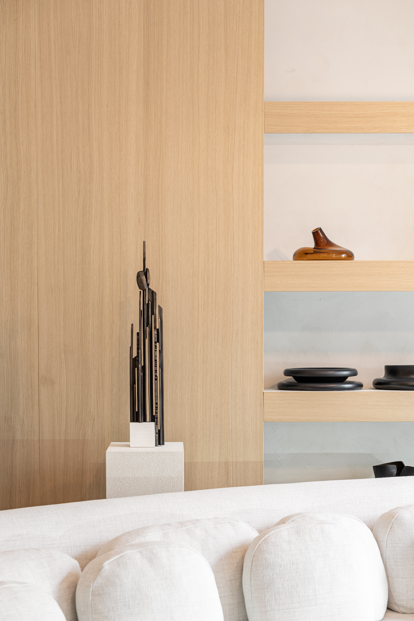 GND-GA403 Lineair & CDO-20167 Morphosis vase 3 dark ambar